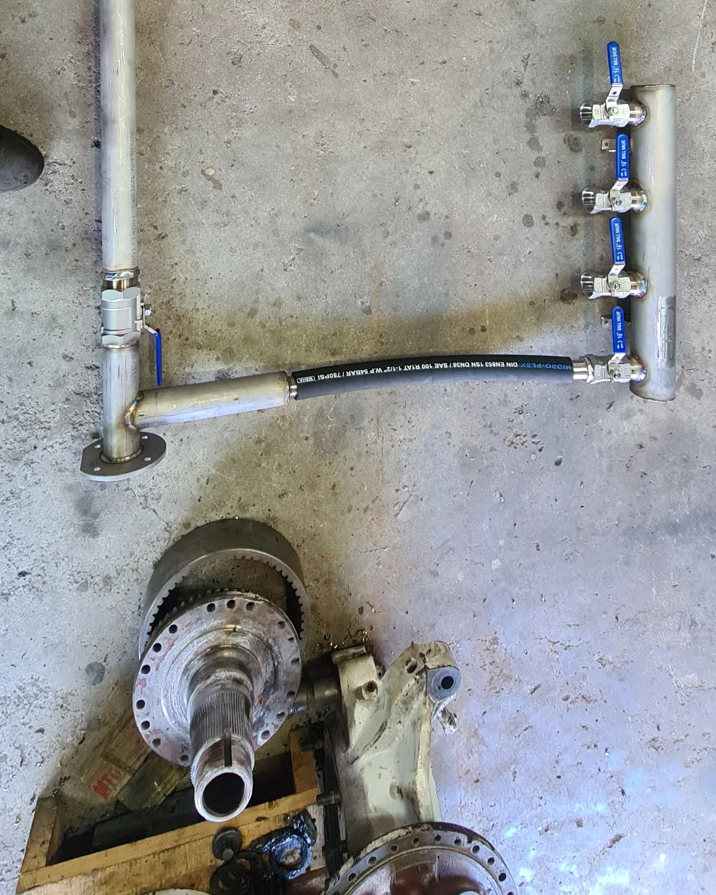 Stainless manifold for spray bars and deck wash on Kraken fishing